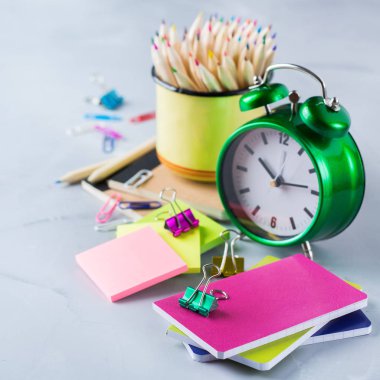 Okul malzemeleri, boya kalemi, kalem, tebeşirler ürün yelpazesine