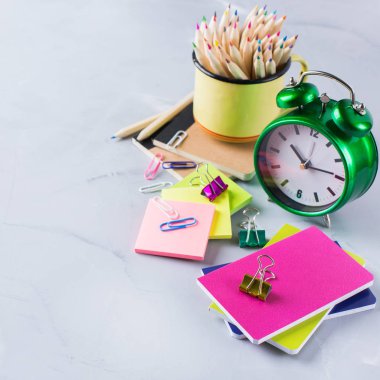 Okul malzemeleri, boya kalemi, kalem, tebeşirler ürün yelpazesine