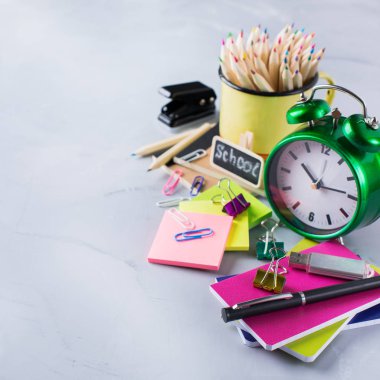 Okul malzemeleri, boya kalemi, kalem, tebeşirler ürün yelpazesine