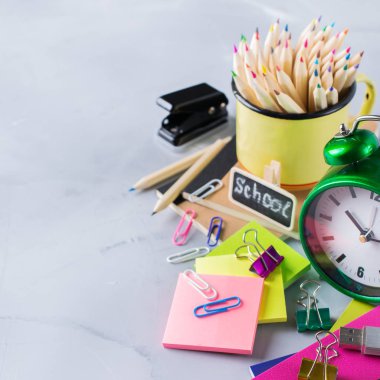 Okul malzemeleri, boya kalemi, kalem, tebeşirler ürün yelpazesine