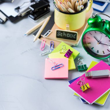 Okul malzemeleri, boya kalemi, kalem, tebeşirler ürün yelpazesine