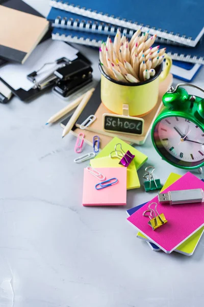 Sortiment av skolmaterial, kritor, pennor, kritor — Stockfoto