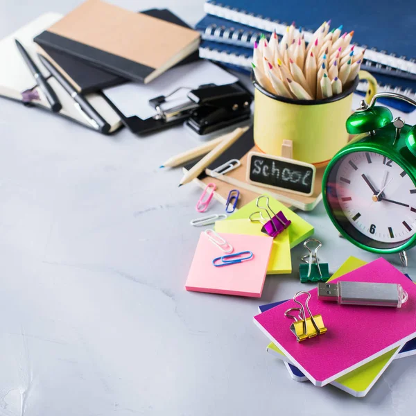 Okul malzemeleri, boya kalemi, kalem, tebeşirler ürün yelpazesine