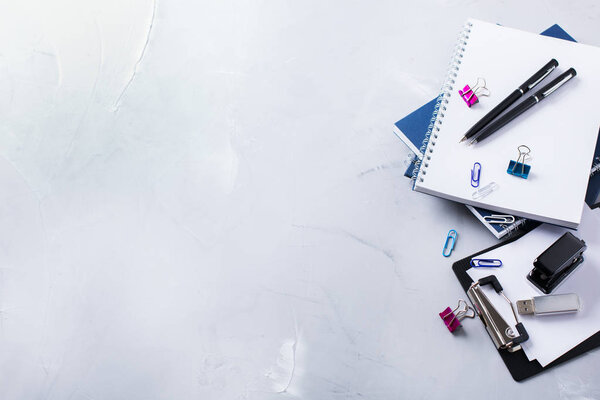 Ассортимент школьных принадлежностей для бизнеса, мелки, ручки, мел
