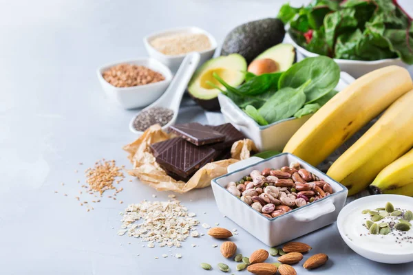 Auswahl an gesunden Nahrungsmitteln mit hohem Magnesiumgehalt — Stockfoto