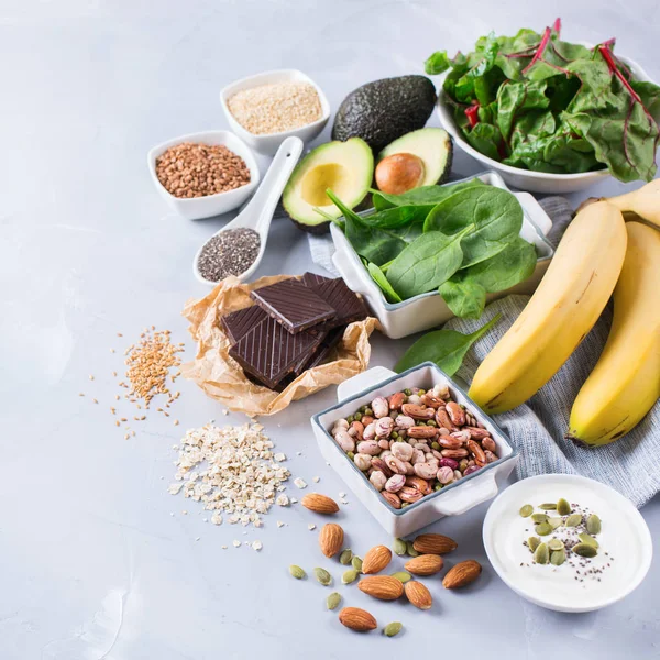 Auswahl an gesunden Nahrungsmitteln mit hohem Magnesiumgehalt — Stockfoto