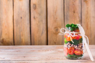 Sağlıklı vegan salata fasulye bir mason kavanoza
