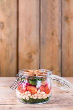 Sağlıklı vegan salata fasulye bir mason kavanoza