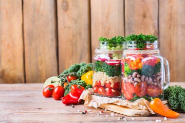 Sağlıklı vegan salata fasulye bir mason kavanoza