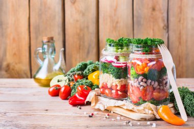 Sağlıklı vegan salata fasulye bir mason kavanoza