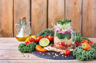 Sağlıklı vegan salata quinoa bir mason kavanoza