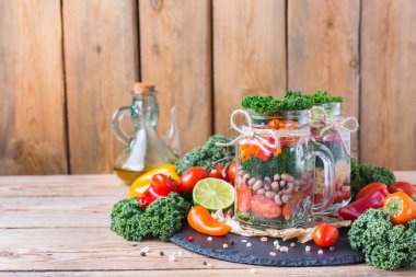 Sağlıklı vegan salata fasulye bir mason kavanoza