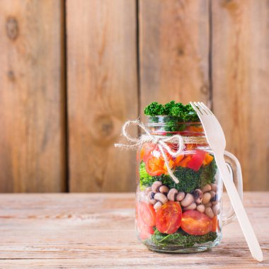Sağlıklı vegan salata fasulye bir mason kavanoza