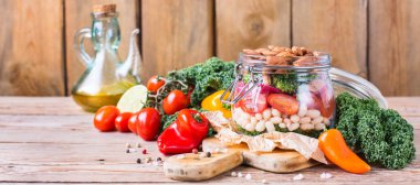 Sağlıklı vegan salata fasulye bir mason kavanoza