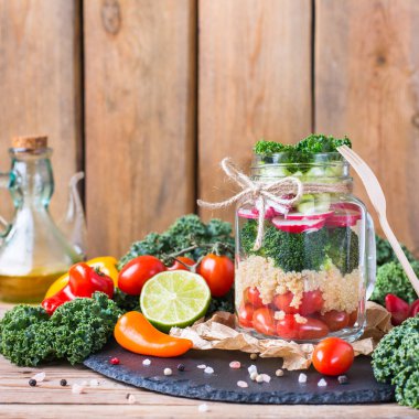 Sağlıklı vegan salata quinoa bir mason kavanoza