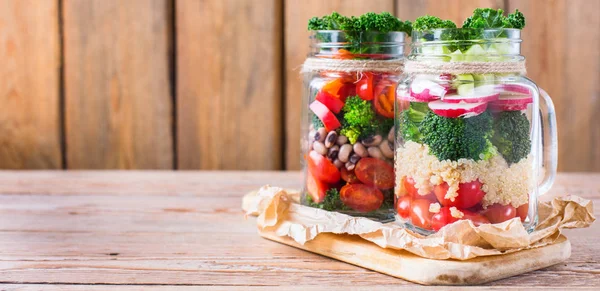 Sağlıklı vegan salata quinoa bir mason kavanoza — Stok fotoğraf