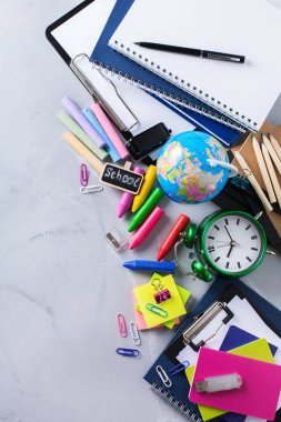 Okul malzemeleri, boya kalemi, kalem, tebeşirler ürün yelpazesine