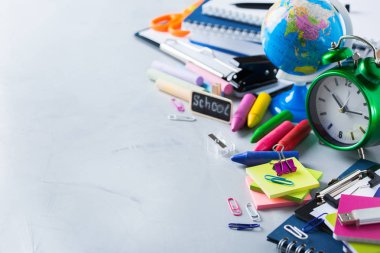 Okul malzemeleri, boya kalemi, kalem, tebeşirler ürün yelpazesine