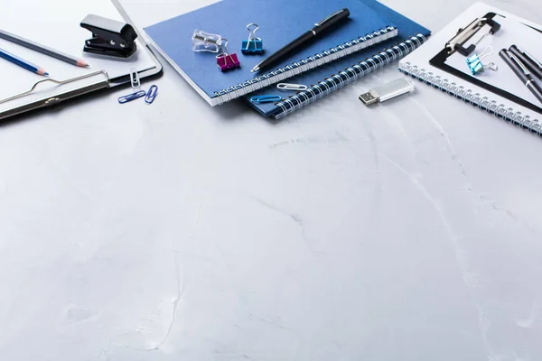Sortimento de material escolar, lápis de cor, canetas — Fotografia de Stock