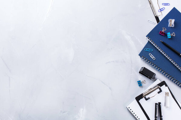 Ассортимент школьных принадлежностей, карандашей, ручек
