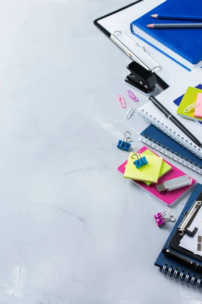 Sortiment an Schulbedarf, Buntstiften, Stiften — Stockfoto