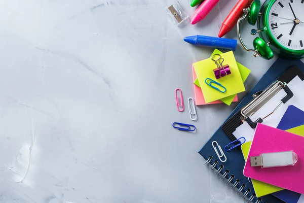 Assortiment van schoolbenodigdheden, kleurpotloden, pennen, krijtjes — Stockfoto