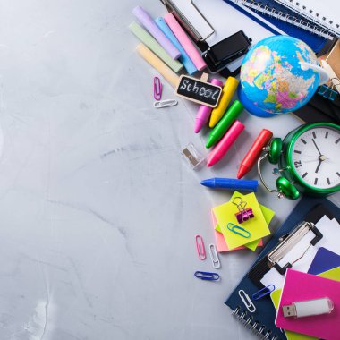 Okul malzemeleri, boya kalemi, kalem, tebeşirler ürün yelpazesine