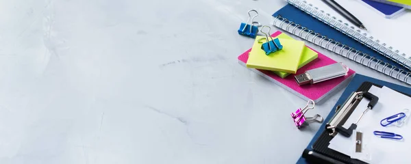 Asortyment szkoły biznes dostaw, kredki, pisaki — Zdjęcie stockowe