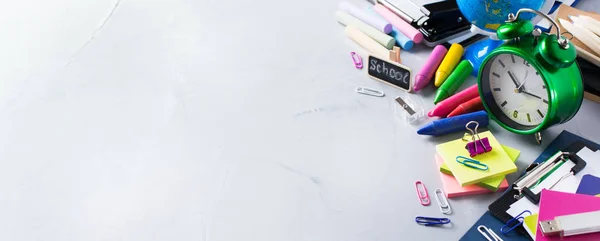 Assortiment van schoolbenodigdheden, kleurpotloden, pennen, krijtjes — Stockfoto