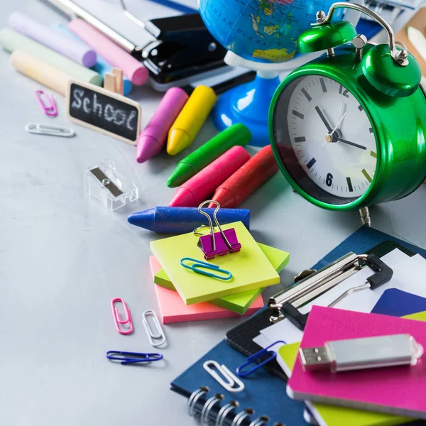 Okul malzemeleri, boya kalemi, kalem, tebeşirler ürün yelpazesine