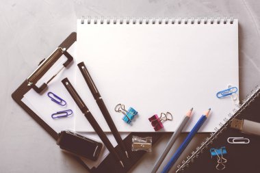 Okul iş malzemeleri, boya kalemi, kalem, ürün yelpazesine tonda