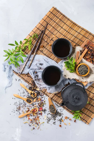 日本の中国のハーブのマサラ紅茶ティーポットの選択 — ストック写真