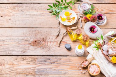 Sonbahar sonbahar spa sağlık ayarı kavramı, ahşap arka plan