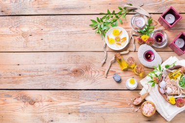 Sonbahar sonbahar spa sağlık ayarı kavramı, ahşap arka plan