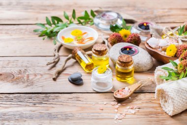 Sonbahar sonbahar spa sağlık ayarı kavramı, ahşap arka plan