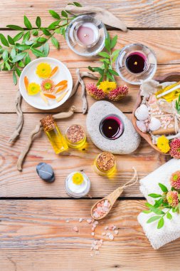 Sonbahar sonbahar spa sağlık ayarı kavramı, ahşap arka plan