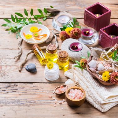 Sonbahar sonbahar spa sağlık ayarı kavramı, ahşap arka plan