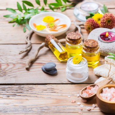 Sonbahar sonbahar spa sağlık ayarı kavramı, ahşap arka plan