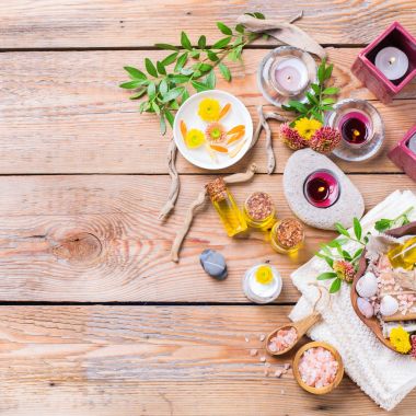 Sonbahar sonbahar spa sağlık ayarı kavramı, ahşap arka plan