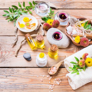 Sonbahar sonbahar spa sağlık ayarı kavramı, ahşap arka plan