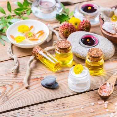 Sonbahar sonbahar spa sağlık ayarı kavramı, ahşap arka plan