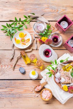 Sonbahar sonbahar spa sağlık ayarı kavramı, ahşap arka plan