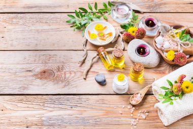 Sonbahar sonbahar spa sağlık ayarı kavramı, ahşap arka plan