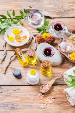 Sonbahar sonbahar spa sağlık ayarı kavramı, ahşap arka plan