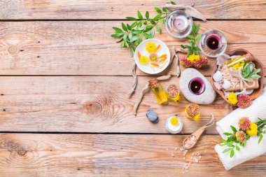 Sonbahar sonbahar spa sağlık ayarı kavramı, ahşap arka plan