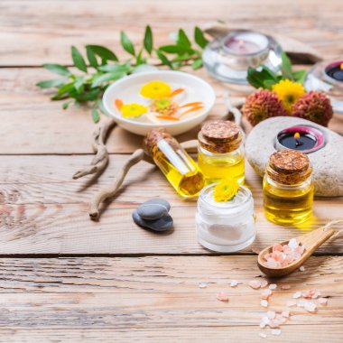 Sonbahar sonbahar spa sağlık ayarı kavramı, ahşap arka plan