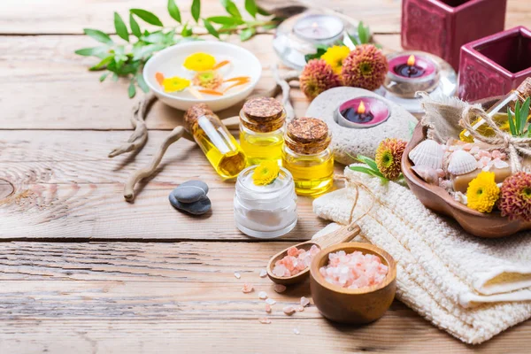 Sonbahar sonbahar spa sağlık ayarı kavramı, ahşap arka plan