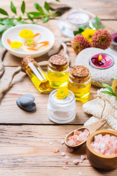 Sonbahar sonbahar spa sağlık ayarı kavramı, ahşap arka plan