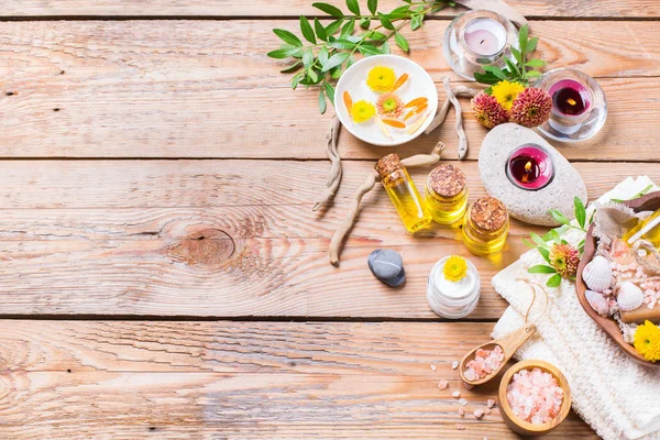 Sonbahar sonbahar spa sağlık ayarı kavramı, ahşap arka plan