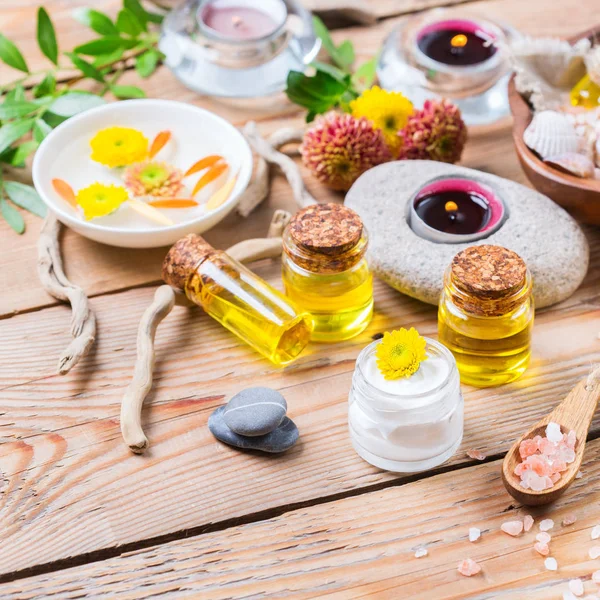 Sonbahar sonbahar spa sağlık ayarı kavramı, ahşap arka plan